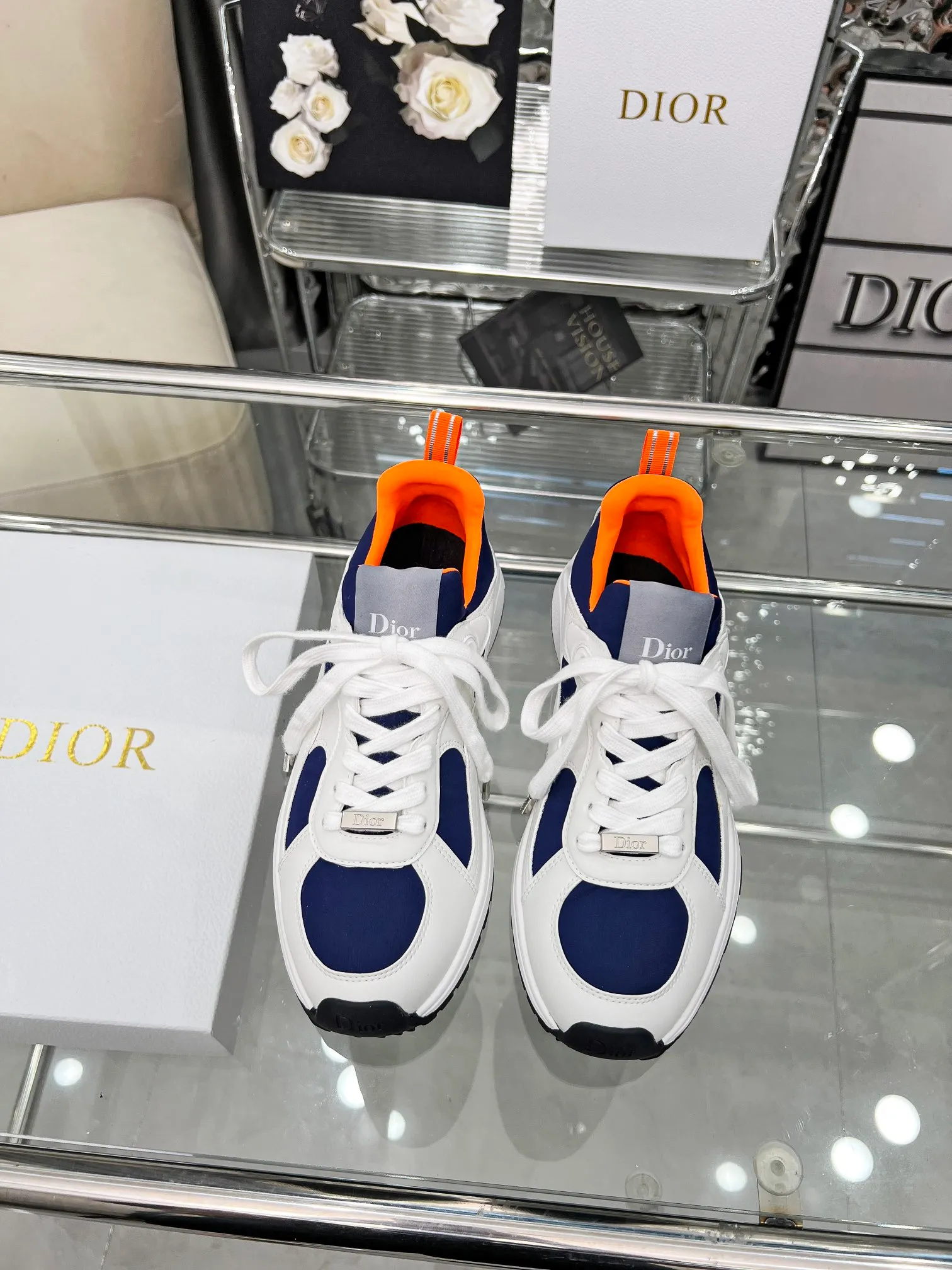 Men's shoes 💰540 Dior, the latest Star series on the show, this Dior Star dad sneaker is a new product for the fall of 2025, enriching the classic series with fashionable retro style. Carefully crafted, these Dad Shoes style shoes can be paired with casual looks all year round and follow the trend of the retro market. The Dior logo on the tongue also indicates that this pair of shoes is the B30 model! B30 uses fine-textured leather and mesh cloth materials to form a shoe body. There are conspicuous letters CD on both sides of the shoe body to indicate identity. The multiple lines on the shoe body outline the details, making the shoes look less monotonous and full of retro three-dimensionality! Code number: 40-46 Color: four colors